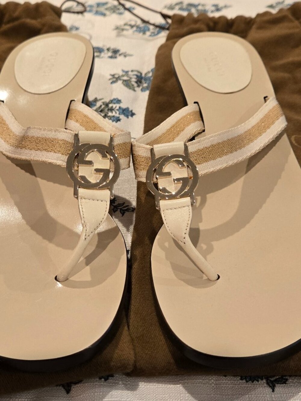 Gucci GG Thong Sandals Size 10 Beige Canvas Leather Kitten Heel NEW w/ Dust Bags